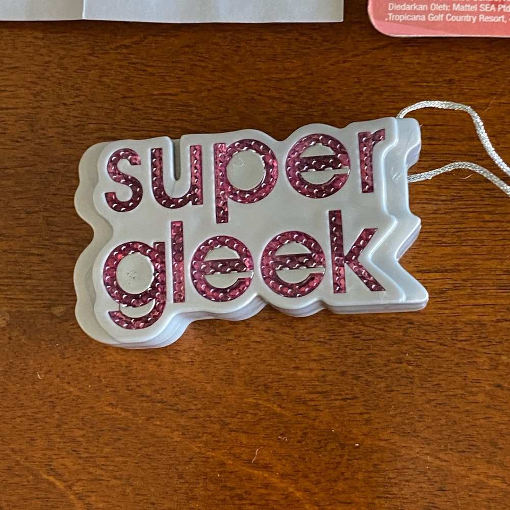 TV series Glee Flasing Super Gleek charm.  Ages 12+.  From 2010 TV Series Glee. - Picture 5 of 12